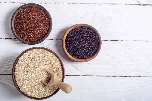 Zwarte, witte en rode quinoa in kom — Stockfoto