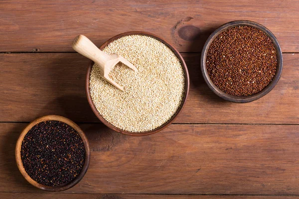 Zwarte, witte en rode quinoa in kom — Stockfoto