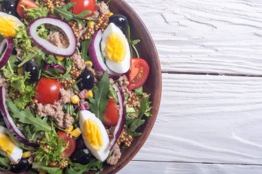 Ton balıklı salata domates ile