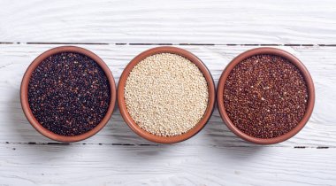 Siyah, beyaz ve kırmızı quinoa kaşık 