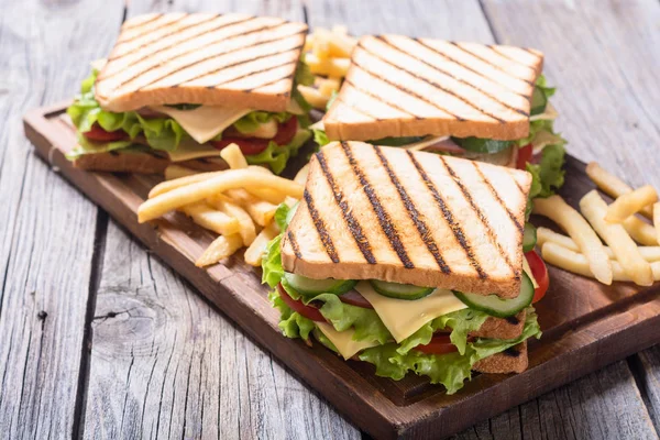 Club sandwich met tomaten, komkommer, ham en kaas — Stockfoto