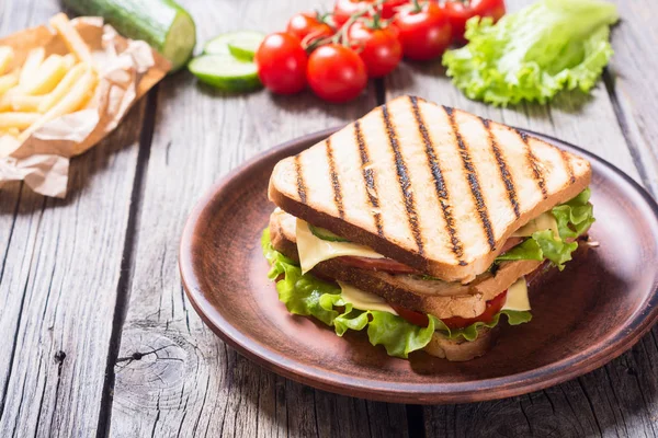 Club sandwich met tomaten, komkommer, ham en kaas — Stockfoto