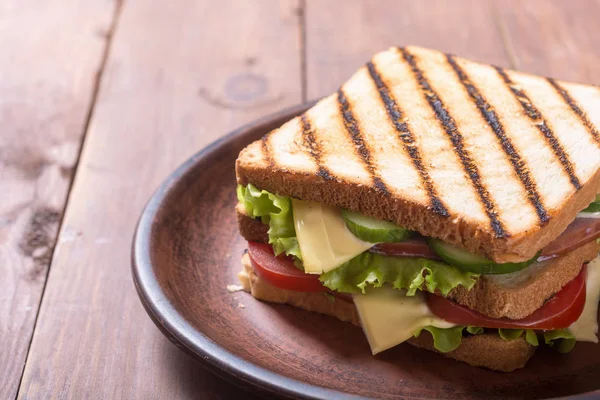 トマト、キュウリ、ハムとチーズのサンドイッチ — ストック写真