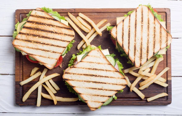 Club sandviç domates, salatalık, jambon ve peynir ile