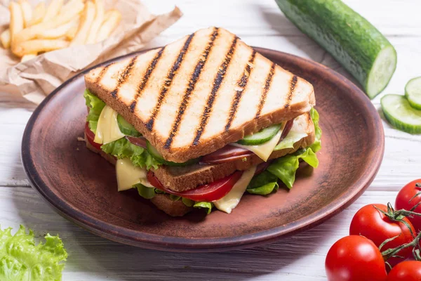 Club sandviç domates, salatalık, jambon ve peynir ile