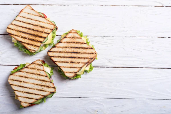 Club sandviç domates, salatalık, jambon ve peynir ile