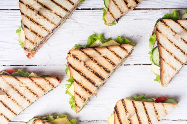 Club sandviç domates, salatalık, jambon ve peynir ile