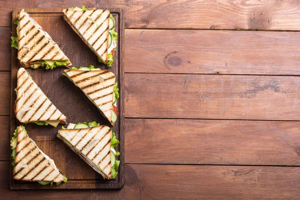 Club sandviç domates, salatalık, jambon ve peynir ile