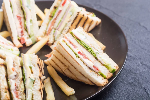 Club sandviç domates, salatalık, jambon ve peynir ile