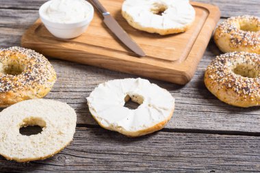 krem peynir ile ev yapımı simit