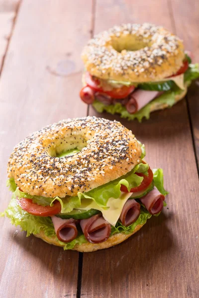 Bagel con prosciutto — Foto Stock