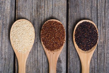 Siyah, beyaz ve kırmızı quinoa kaşık 