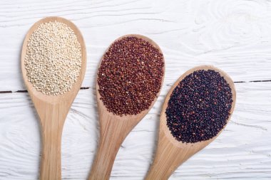 Siyah, beyaz ve kırmızı quinoa kaşık 