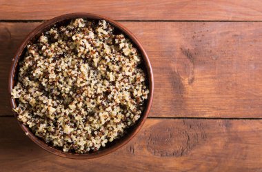 Sağlıklı renkli pişmiş quinoa
