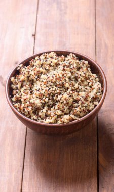 Sağlıklı renkli pişmiş quinoa