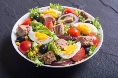 Ton balıklı salata domates ile