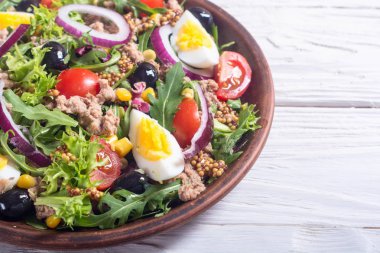 Ton balıklı salata domates ile