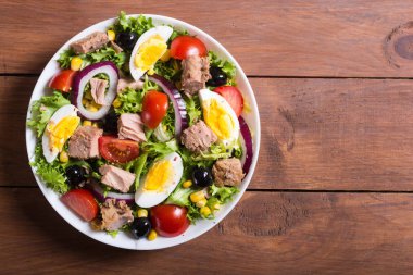 Ton balıklı salata domates ile