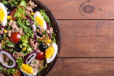 Ton balıklı salata domates ile