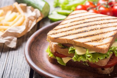 Club sandviç domates, salatalık, jambon ve peynir ile