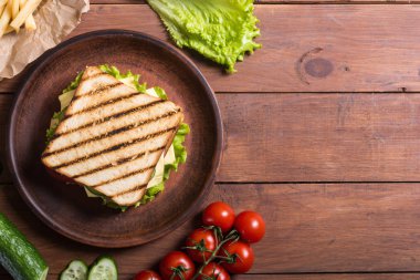 Club sandviç domates, salatalık, jambon ve peynir ile