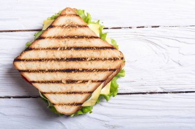 Club sandviç domates, salatalık, jambon ve peynir ile