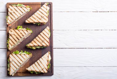 Club sandviç domates, salatalık, jambon ve peynir ile