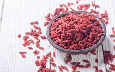 Kırmızı goji meyveleri kase