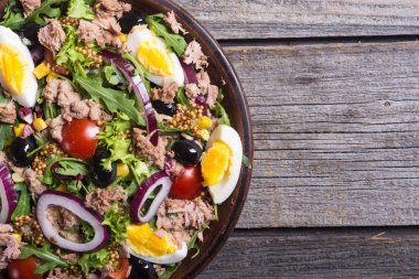 Ton balıklı salata domates ile