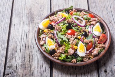 Ton balıklı salata domates ile