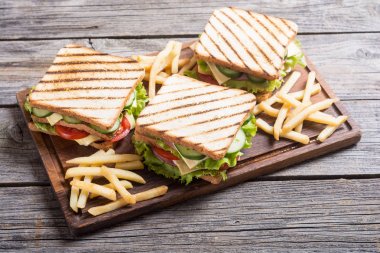 Club sandviç domates, salatalık, jambon ve peynir ile