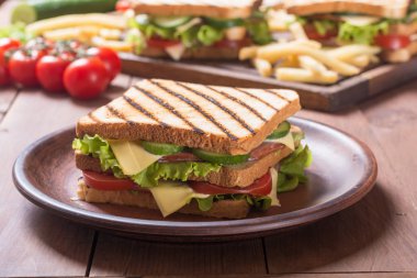 Club sandviç domates, salatalık, jambon ve peynir ile