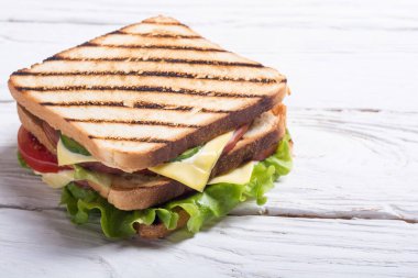 Club sandviç domates, salatalık, jambon ve peynir ile