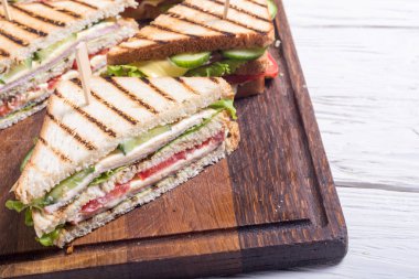 Club sandviç domates, salatalık, jambon ve peynir ile