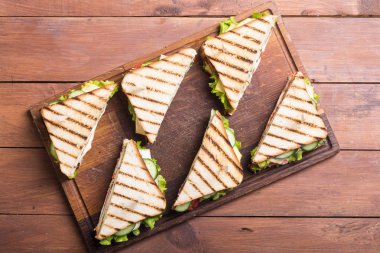 Club sandviç domates, salatalık, jambon ve peynir ile