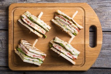 Club sandviç domates, salatalık, jambon ve peynir ile