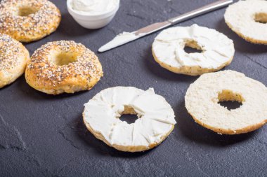 krem peynir ile ev yapımı simit