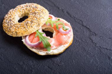 Somon ile ev yapımı simit 