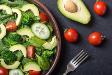 Avokado salata domates ile