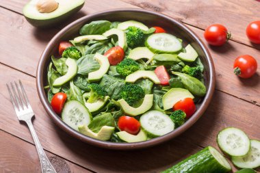 Avokado salata domates ile