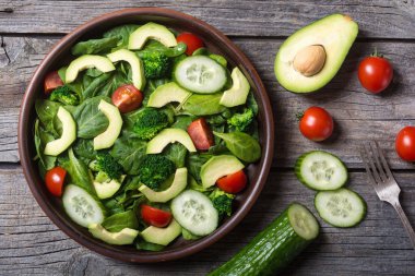 Avokado salata domates ile