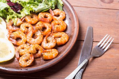 Lattuce, limon ve karides salatası 