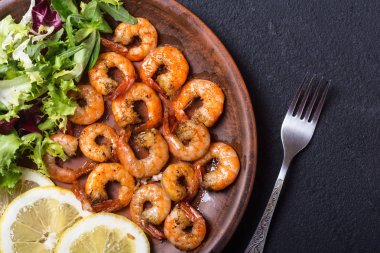 Lattuce, limon ve karides salatası 