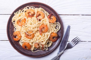 İtalyan makarna spagetti karides ile