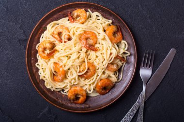 İtalyan makarna spagetti karides ile