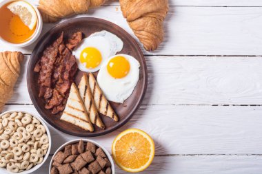 Yumurta, domuz pastırması ve kruvasan kahvaltı 