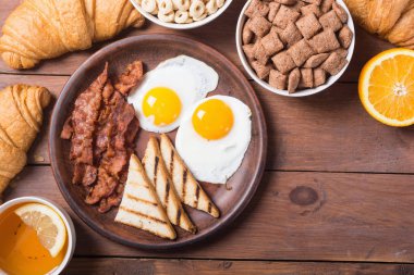 Yumurta, domuz pastırması ve kruvasan kahvaltı 