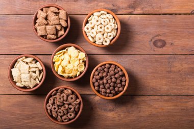 Tahıllar. Süt ve çikolata Mısır gevreği ile Kahvaltı