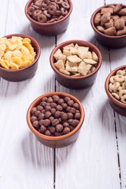 Tahıllar. Süt ve çikolata Mısır gevreği ile Kahvaltı