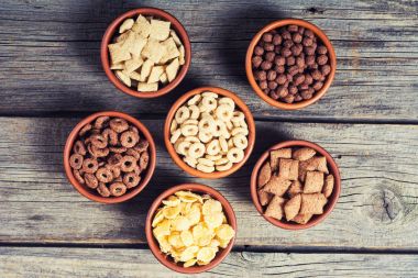 Tahıllar. Süt ve çikolata Mısır gevreği ile Kahvaltı